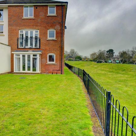 2-Br Apartment, En-Suite, Allocated Parking, Next To Playground Coventry Esterno foto