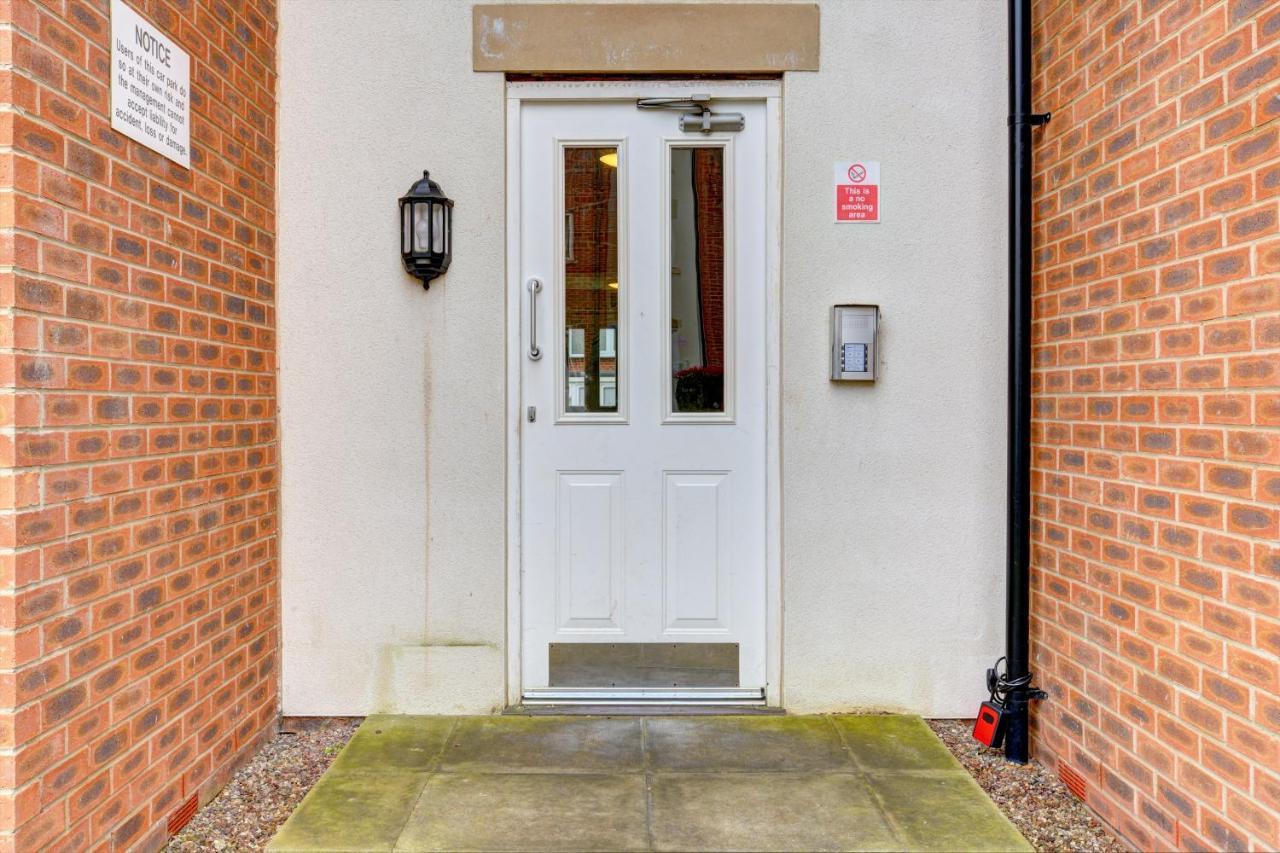 2-Br Apartment, En-Suite, Allocated Parking, Next To Playground Coventry Esterno foto