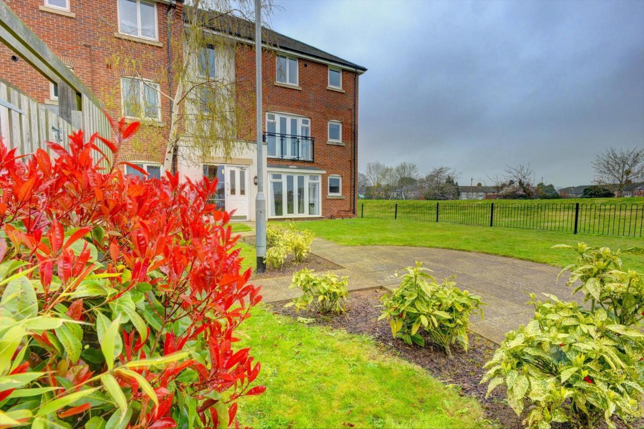 2-Br Apartment, En-Suite, Allocated Parking, Next To Playground Coventry Esterno foto